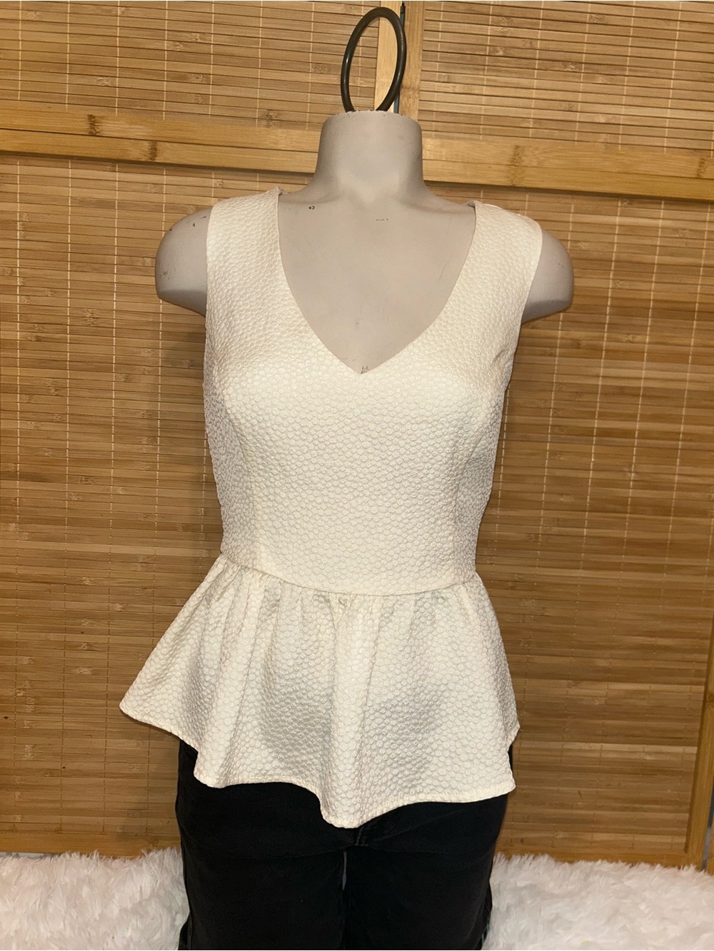 Vintage Forever 21 textured V-neck peplum top cream sleeveless blouse woman’s XS